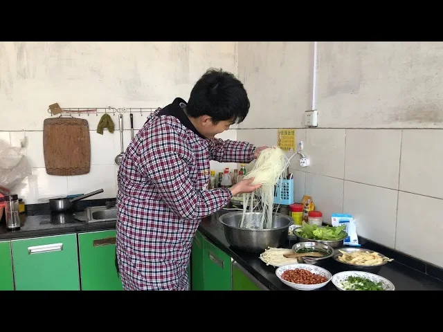 疫情期间,老公煮3斤猪骨头,做香辣米线,菜真多,让媳妇解解馋